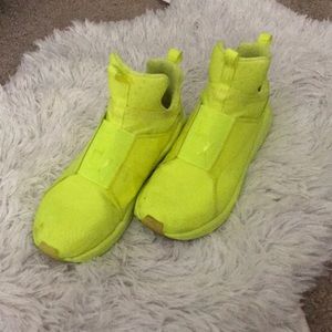 Neón puma shoes